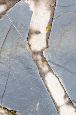 Çimento ve taş döşeme. Arkaplan, doku ve soyut tasarım imajı olarak ideal. Dikey fotoğraf ve seçici odak.