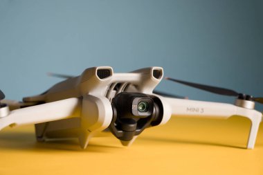 fotografa de Drone DJI 3 MINI con fondo azul