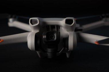 Fotografa frontal de Drone DJI 3 MINI en primer plano