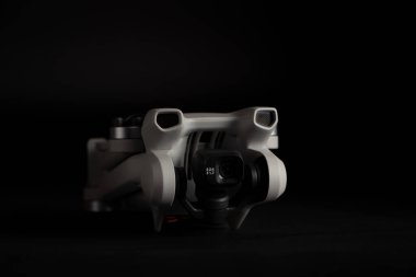 Drone DJI 3 MINI plegado con fondo negro