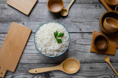 Hey dos cuencos de madera, una cocina de madera, dos tablas de cortar y un cuenco verde. Ayık kalmak için ben gris rstica.