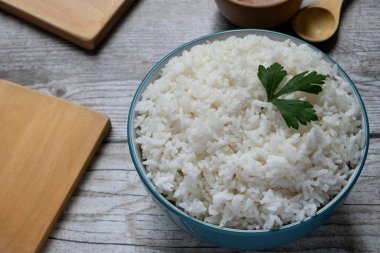 Hey dos cuencos de madera, una cocina de madera, dos tablas de cortar y un cuenco verde. Ayık kalmak için ben gris rstica.