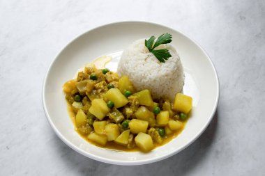 Cau Cau, comida peruana.El cau cau es un plato tpico de la comida peruana, que se labora base de mondongo o estmago de res. Se acompaa de arroz blanco. Se sir en un plato blanco y se encuentr