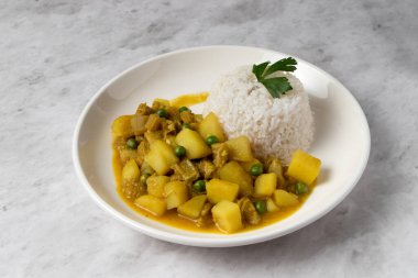 Cau Cau, comida peruana.El cau cau es un plato tpico de la comida peruana, que se labora base de mondongo o estmago de res. Se acompaa de arroz blanco. Se sir en un plato blanco y se encuentr