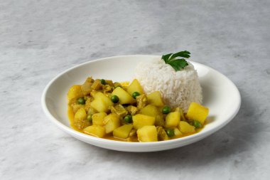 Cau Cau, comida peruana.El cau cau es un plato tpico de la comida peruana, que se labora base de mondongo o estmago de res. Se acompaa de arroz blanco. Se sir en un plato blanco y se encuentr