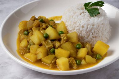 Cau Cau, comida peruana.El cau cau es un plato tpico de la comida peruana, que se labora base de mondongo o estmago de res. Se acompaa de arroz blanco. Se sir en un plato blanco y se encuentr