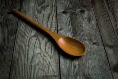 cuchara de madera sobre una mesa gris rstica