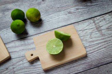 Limon verdes en una tabla de cortar. 