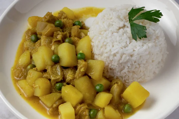 Cau Cau, comida peruana.El cau cau es un plato tpico de la comida peruana, que se labora base de mondongo o estmago de res. Se acompaa de arroz blanco. Se sir en un plato blanco y se encuentr