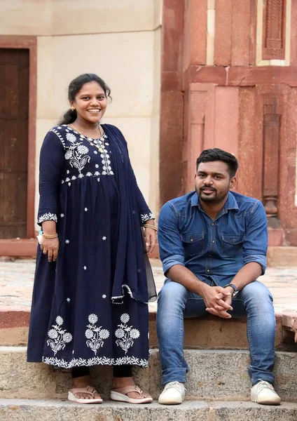 Ein Paar Indische Touristen Und Ihr Mann Stehen Einem Sonnigen — Stockfoto
