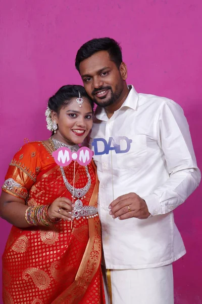 Pár Gazdaság Egy Csomó Piros Hagyományos Indiai Pózol Esküvői Ceremónia — Stock Fotó