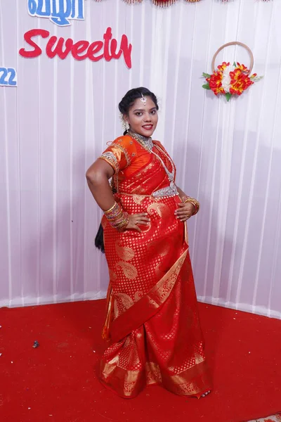 Porträt Eines Tamilischen Mädchens Traditioneller Tracht Und Einem Kleid Mit — Stockfoto