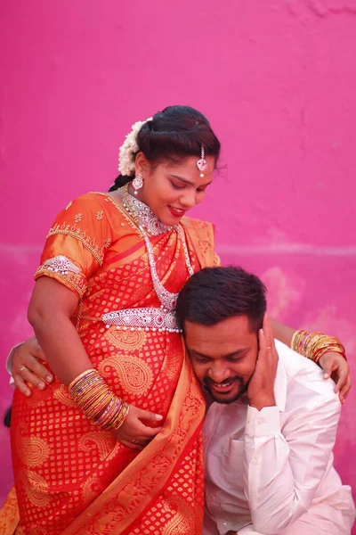 Schwangere Steht Mit Ihrem Mann Kurz Vor Der Geburt — Stockfoto