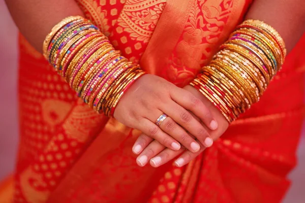 Kleurrijke Weergave Van Set Armbanden Handen Bij Elkaar Bruids — Stockfoto