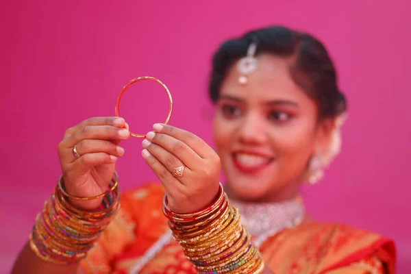 金と黄金の指輪を持つインド人女性が — ストック写真