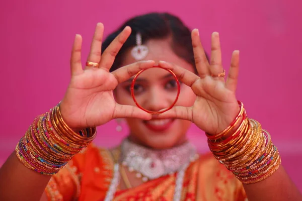 Mujer India Con Mano Cara Aislada Sobre Fondo Rosa — Foto de Stock