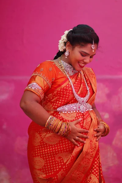Anya Babaváró Zuhany Nők Lenéznek Mosolyognak Dél India — Stock Fotó