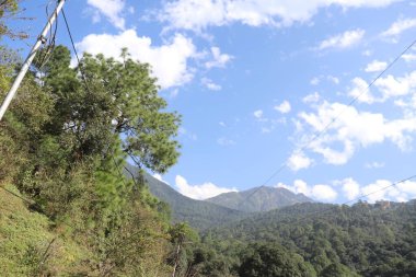 Vadinin manzarası ve mavi gökyüzü