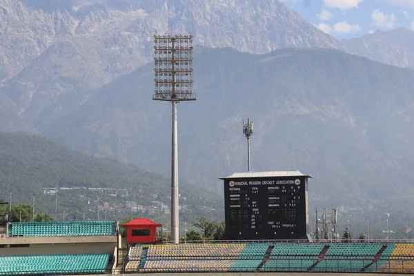 India 2022 クリケット競技場のライトとスコアボードの表示 — ストック写真