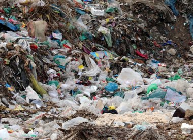 Çöplükte plastik çöp yığını var.