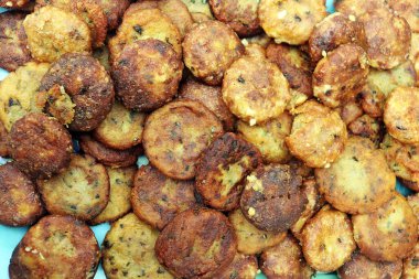 Ev yapımı kızarmış patates topları.