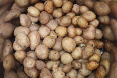 Bir yığın patatese yakın.