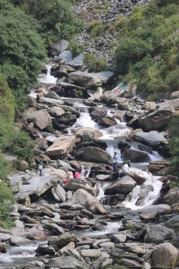 güzel dağ manzarası, nehir, su ve kayalar, BhagsuNag şelalesi, himachal Pradesh 