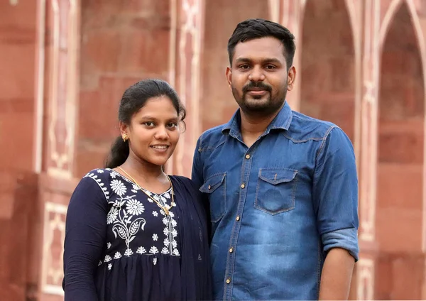 Südindisches Paar Steht Grab Von Humayun — Stockfoto
