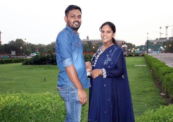 Couple Dans Parc Dans Maison Parlement Nouveau Delhi — Photo