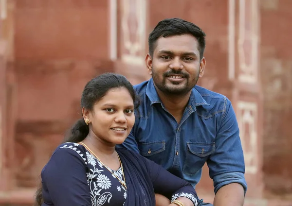 Junges Südindisches Paar Posiert Draußen — Stockfoto
