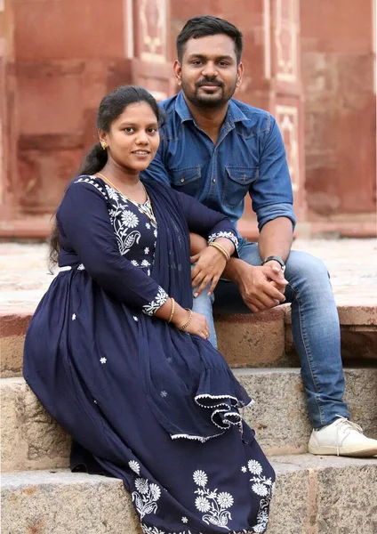 Feliz Casal Com Orgulho Indiano Fundo — Fotografia de Stock