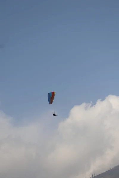 Een Paraglider Wolken Tegen Blauwe Lucht — Stockfoto