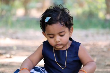 Bahçede oynayan Hintli küçük kız 