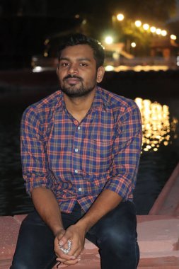 Genç ve yakışıklı Hintli adam Hindistan sokaklarında