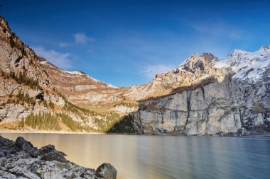 Amazing blue lake with large mountain in Schweiz