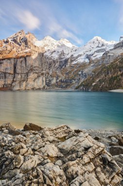 Amazing blue lake with large mountain in Schweiz