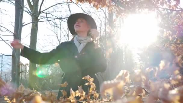 Jeune Femme Heureuse Dans Forêt Avec Soleil — Video