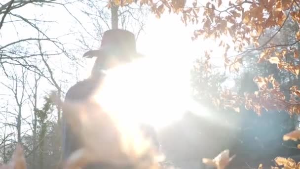 Wanita Muda Bahagia Hutan Dengan Sinar Matahari — Stok Video