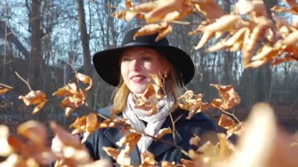 Ormanda Gün Işığıyla Mutlu Genç Bir Kadın — Stok video