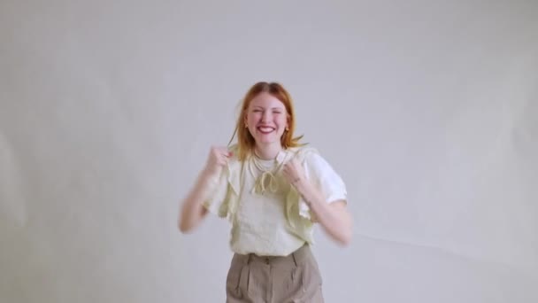 Jeune Femme Aux Cheveux Roux Très Heureuse Souriante — Video