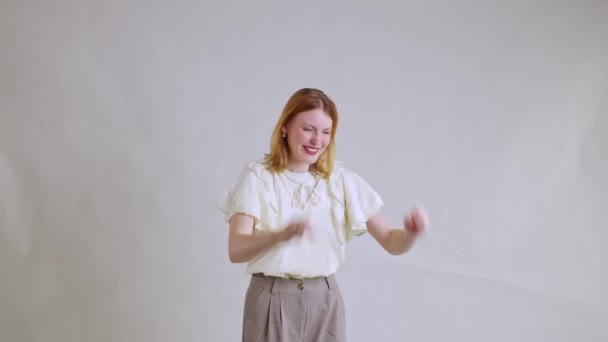 Ung Kvinna Med Rött Hår Mycket Glad Och Ler — Stockvideo