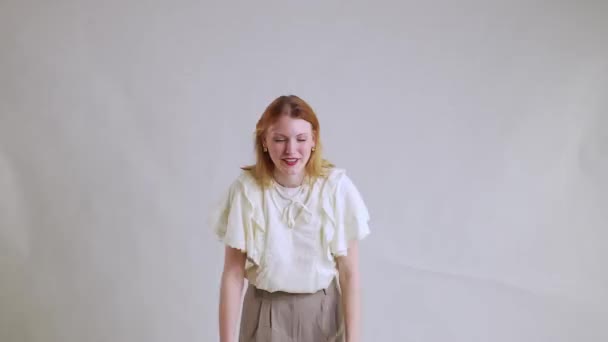 红头发的年轻女人非常快乐 面带微笑 — 图库视频影像