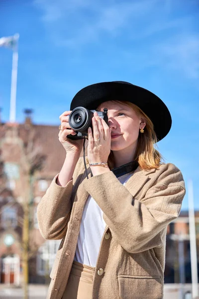 Молодая Женщина Фотографированием Городе — стоковое фото