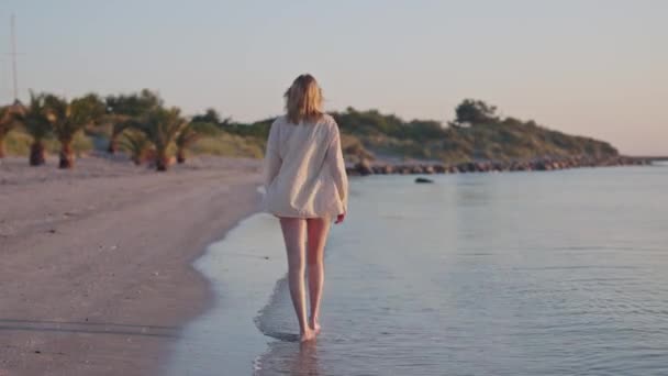 Meisje Met Handdoek Lopen Het Strand — Stockvideo