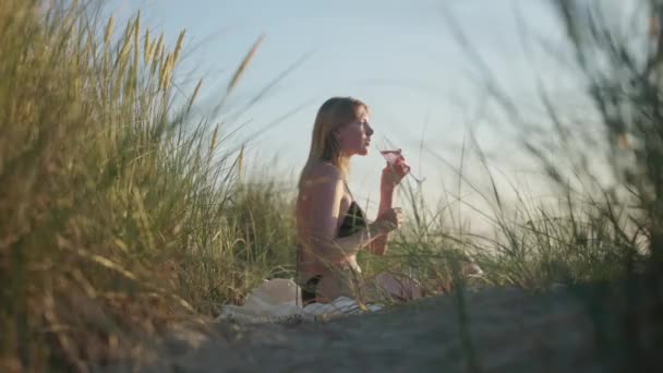 Flicka Med Handduk Promenader Stranden — Stockvideo
