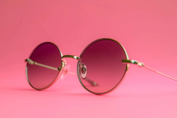 Gafas Sol Montura Dorada Moda Sobre Fondo Rosa —  Fotos de Stock