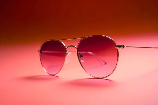 Gafas Sol Montura Dorada Moda Sobre Fondo Rosa —  Fotos de Stock