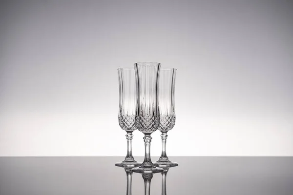 切割玻璃水晶玻璃杯香槟酒长笛 与灰色背景的闪亮灰色表面隔离 — 图库照片