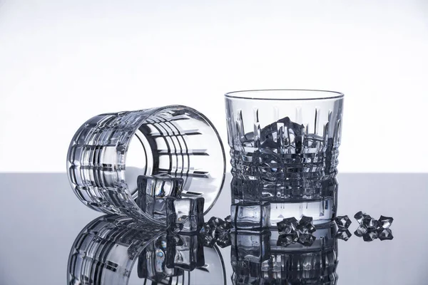Bicchieri Whisky Cristallo Una Superficie Riflettente Oggetto Isolato Drammatico Sfondo — Foto Stock