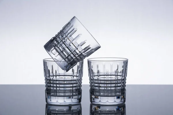 Crystal Whisky Glasögon Reflekterande Yta Enskilt Föremål Dramatisk Modern Bakgrund — Stockfoto